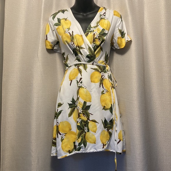 SOLD 🎊HP🎊 Dress Forum lemon print wrap dress - Picture 2 of 5